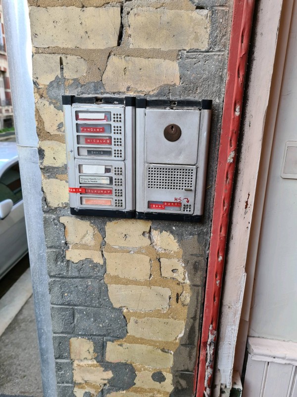Électricien pour le remplacement un interphone dans un immeuble sur Le Havre